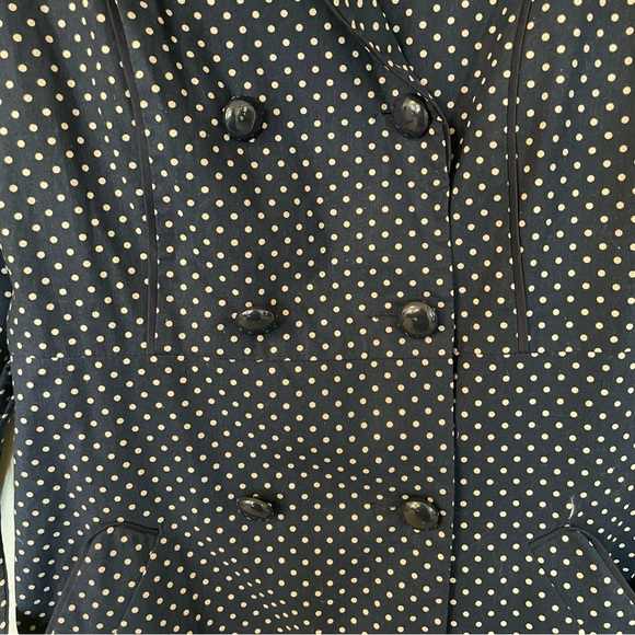 Trench coat Navy with Tan polka dots. Tie belt and two pockets. - Picture 8 of 9